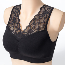 Middle aged women and women's thin large bra gathered with rimless mother's lace underwear